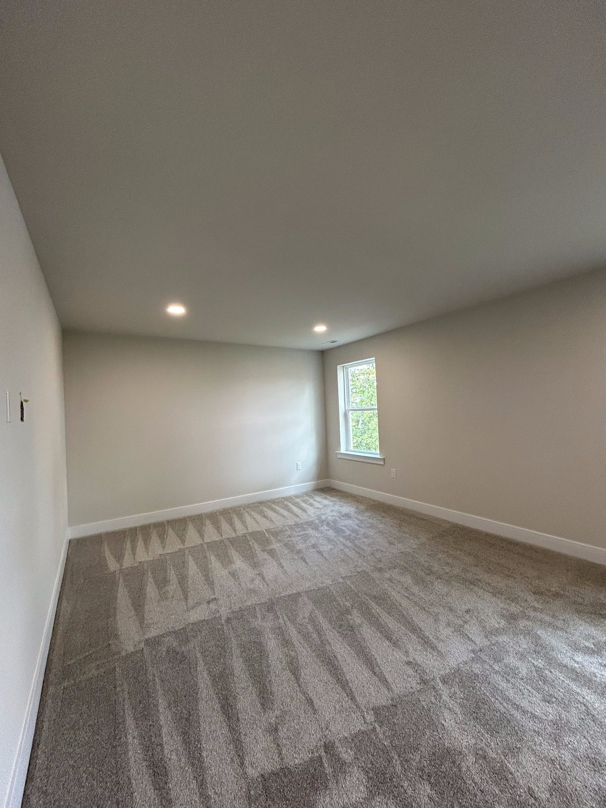 Model 1 upstairs bedroom, unfurnished, single window